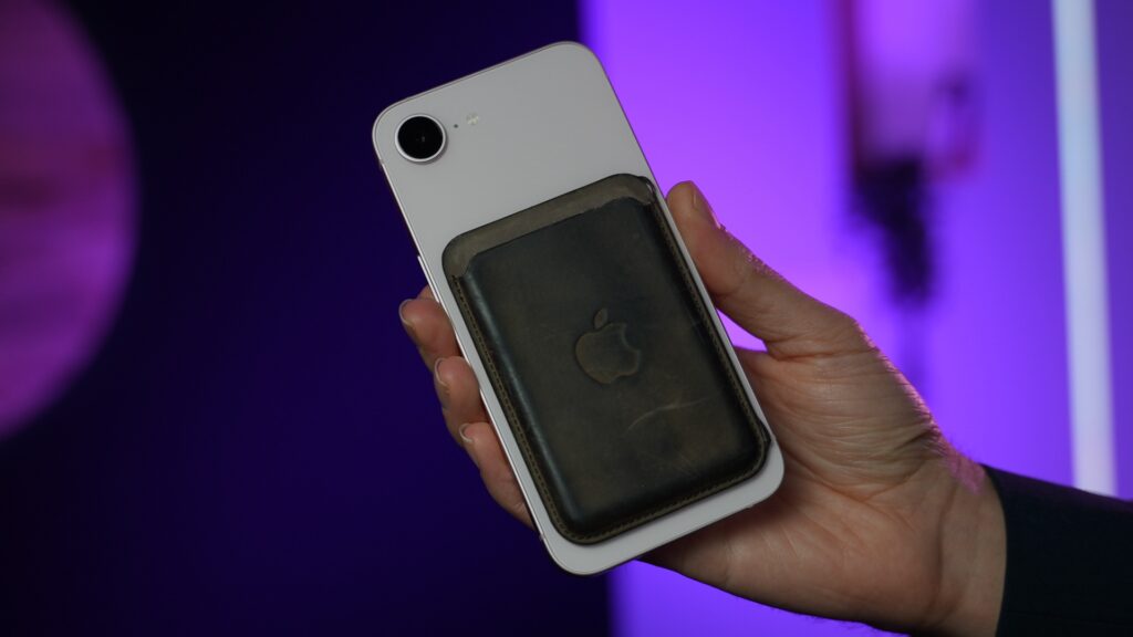 Un porte-cartes MagSafe tient enfin sur un iPhone 17e. // Source : Numerama Un porte-cartes MagSafe tient enfin sur un iPhone 17e. // Source : Numerama