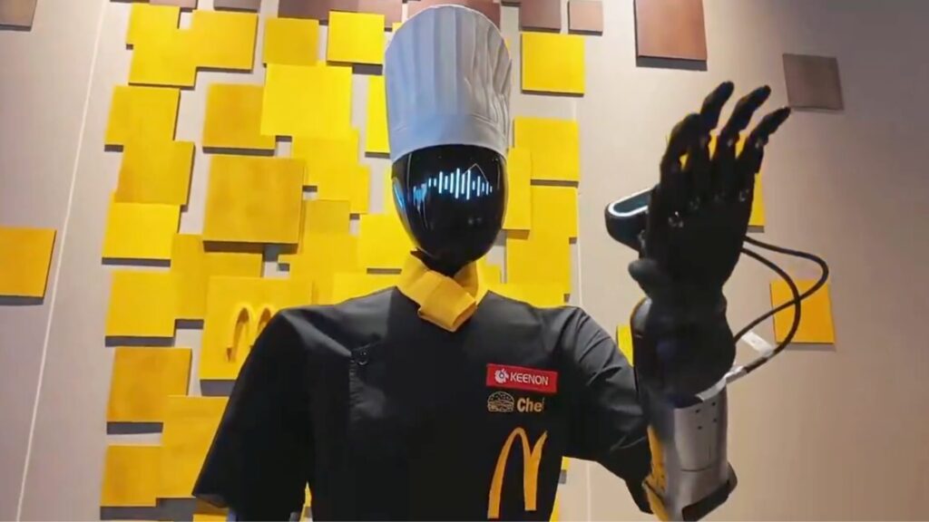 Un humanoïde avec une toque dans un McDonald's à Shanghai. // Source : @CyberRobooo sur X Un humanoïde avec une toque dans un McDonald's à Shanghai. // Source : @CyberRobooo sur X