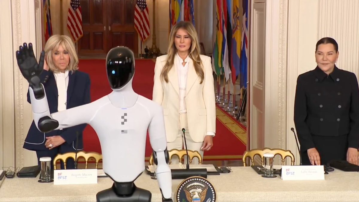Le robot humanoïde Figure 03 à la Maison-Blanche. // Source : Capture d'écran Numerama Le robot humanoïde Figure 03 à la Maison-Blanche. // Source : Capture d'écran Numerama
