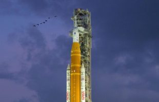 La fusée SLS d'Artémis II. // Source : Flickr/Nasa HQ Photo (image recadrée) La fusée SLS d'Artémis II. // Source : Flickr/Nasa HQ Photo (image recadrée)