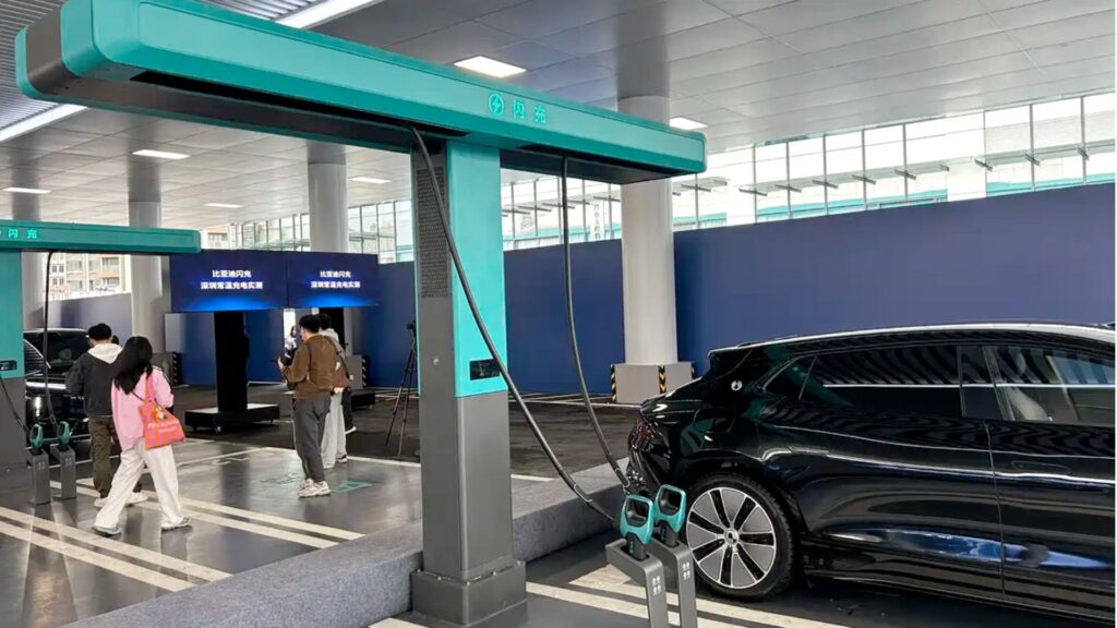 BYD a présenté officiellement ses bornes capables de recharger entièrement une voiture électrique en 9 minutes. // Source : IT Home BYD a présenté officiellement ses bornes capables de recharger entièrement une voiture électrique en 9 minutes. // Source : IT Home