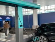 BYD a présenté officiellement ses bornes capables de recharger entièrement une voiture électrique en 9 minutes. // Source : IT Home