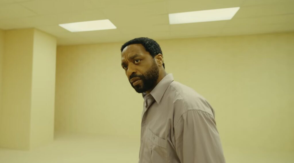 Clack entre pour la première fois dans les Backrooms // Source : A24 Clack entre pour la première fois dans les Backrooms // Source : A24