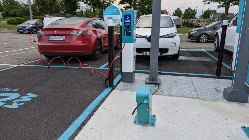 Gratuité 1h à Carrefour sur les bornes 22 kWh (et les prises deux roues) // Source : Raphaelle Baut pour Numerama