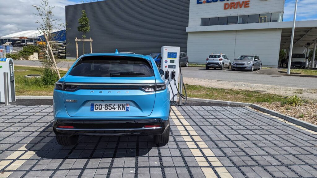 Bornes de recharge Lidl // Source : Raphaelle Baut pour Numerama Bornes de recharge Lidl // Source : Raphaelle Baut pour Numerama