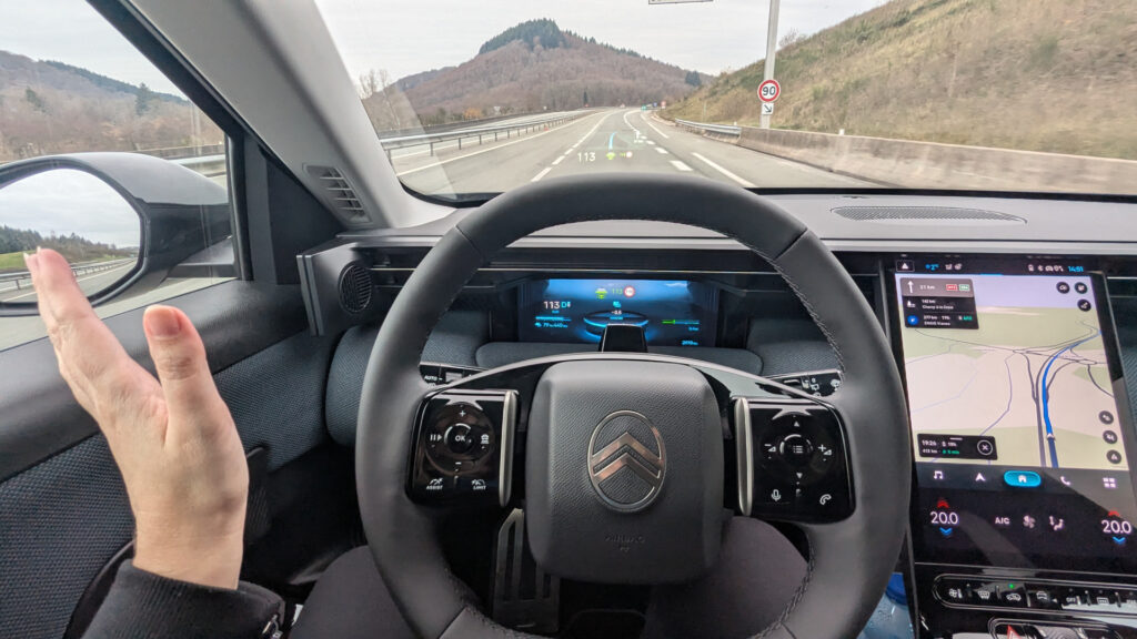 Test des aides à la conduite du Citroën ë-C5 Aircross // Source : Raphaelle Baut pour Numerama Test des aides à la conduite du Citroën ë-C5 Aircross // Source : Raphaelle Baut pour Numerama