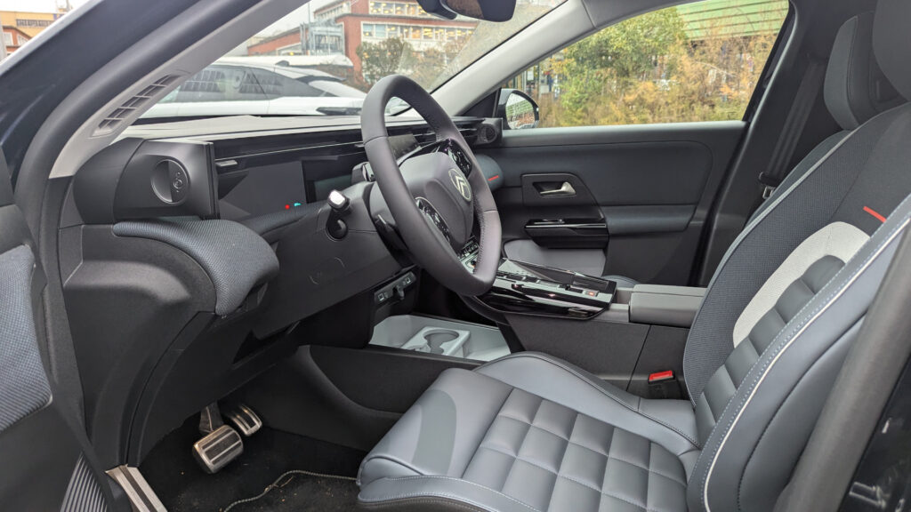 Des sièges moelleux à bord du Citroën ë-C5 Aircross // Source : Raphaelle Baut pour Numerama Des sièges moelleux à bord du Citroën ë-C5 Aircross // Source : Raphaelle Baut pour Numerama