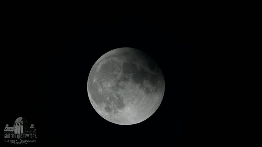 L'éclipse vit ses derniers instants. // Source : Capture d'écran YouTube Griffith Observatory L'éclipse vit ses derniers instants. // Source : Capture d'écran YouTube Griffith Observatory