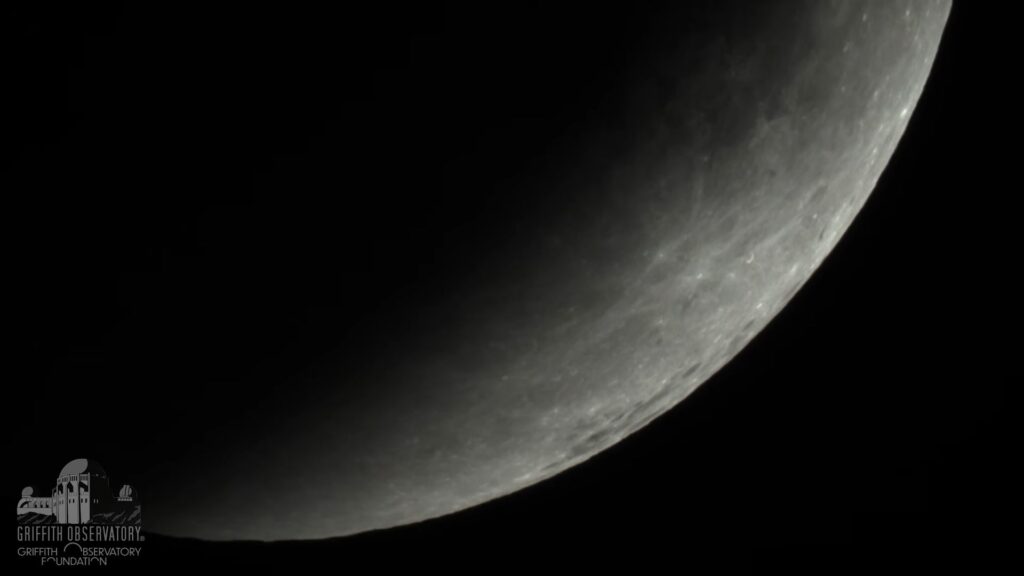 Zoom sur le croissant de Lune. // Source : Capture d'écran YouTube Griffith Observatory Zoom sur le croissant de Lune. // Source : Capture d'écran YouTube Griffith Observatory