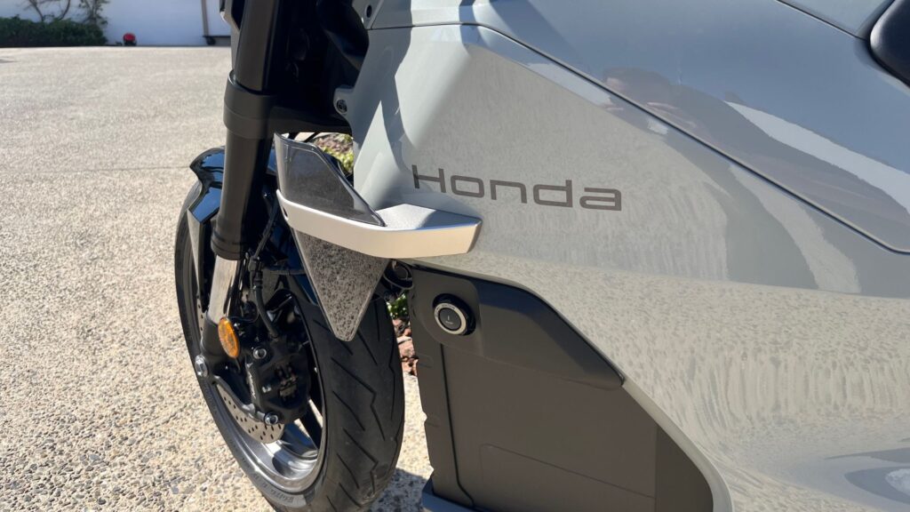 La Honda WN7 à l'essai. // Source : Robin San Vicente pour Numerama La Honda WN7 à l'essai. // Source : Robin San Vicente pour Numerama