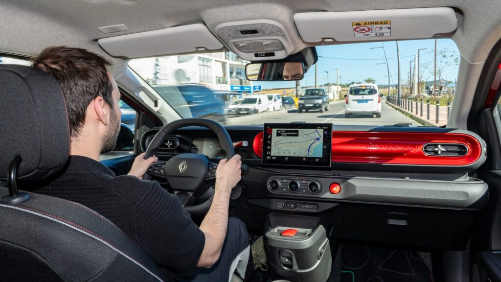 La Renault Twingo E-Tech à l'essai // Source : Bruno De Faria Lopes pour Numerama La Renault Twingo E-Tech à l'essai // Source : Bruno De Faria Lopes pour Numerama