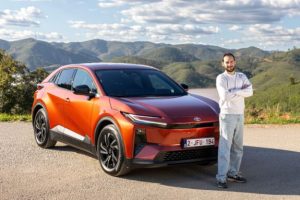 Le Toyota C-HR+ à l'essai // Source : Denis Meunier pour Numerama Le Toyota C-HR+ à l'essai // Source : Denis Meunier pour Numerama