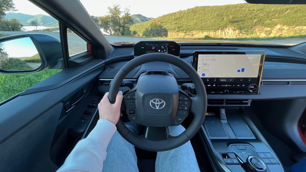 Le Toyota C-HR+ à l'essai. // Source : Robin San Vicente pour Numerama Le Toyota C-HR+ à l'essai. // Source : Robin San Vicente pour Numerama