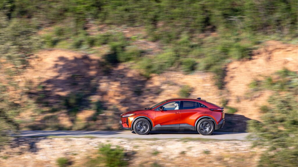 Le Toyota C-HR+ à l'essai // Source : Denis Meunier pour Numerama Le Toyota C-HR+ à l'essai // Source : Denis Meunier pour Numerama