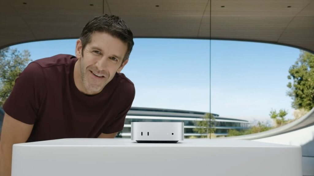 John Ternus et le Mac mini. John Ternus et le Mac mini.
