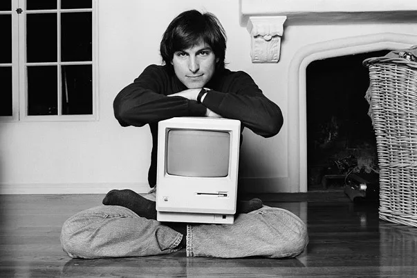Steve Jobs et le premier Macintosh. Steve Jobs et le premier Macintosh.