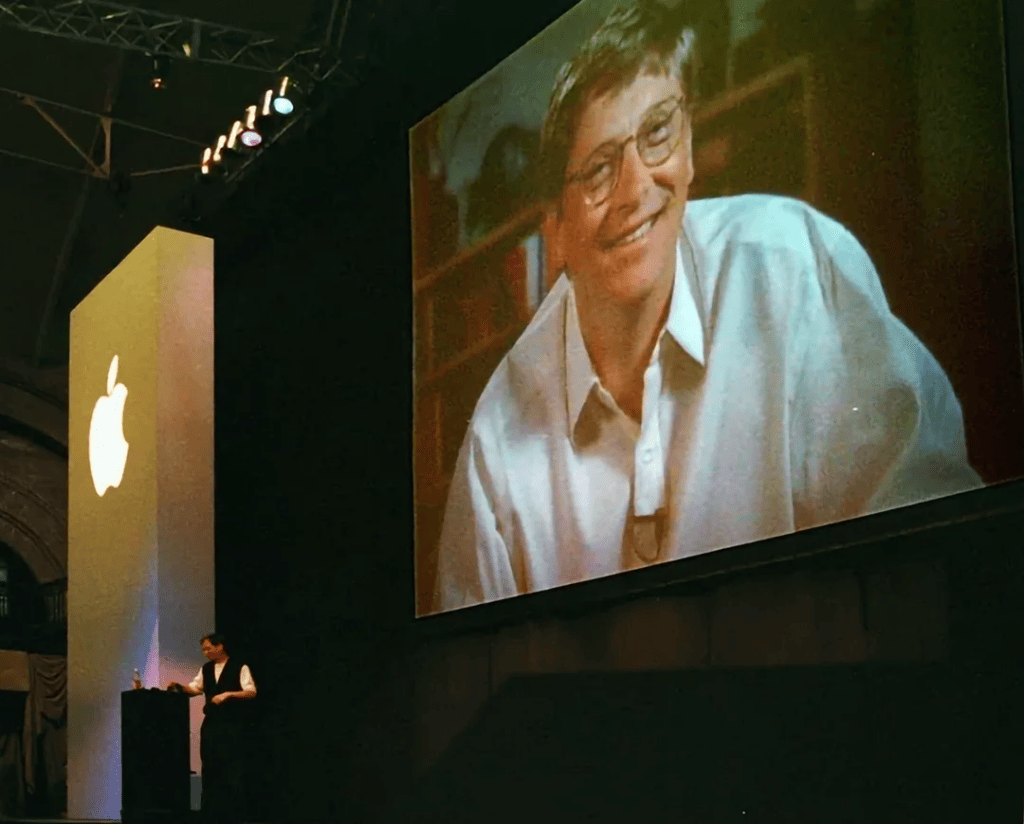 Bill Gates derrière Steve Jobs lors de la Macworld 1997. Bill Gates derrière Steve Jobs lors de la Macworld 1997.
