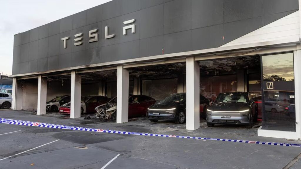 Une concession Tesla a été incendiée à l'ouest de Sydney, en Australie. // Source : The Daily Telegraph Une concession Tesla a été incendiée à l'ouest de Sydney, en Australie. // Source : The Daily Telegraph