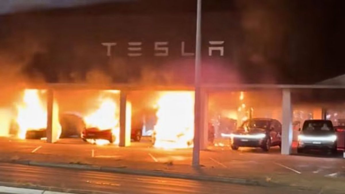 Une concession Tesla a été incendiée à l'ouest de Sydney, en Australie. // Source : DriveTeslaCanada Une concession Tesla a été incendiée à l'ouest de Sydney, en Australie. // Source : DriveTeslaCanada