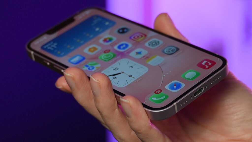 Si votre iPhone est encore en Lightning, vous allez adorer le port USB-C de l'iPhone 17e. // Source : Numerama Si votre iPhone est encore en Lightning, vous allez adorer le port USB-C de l'iPhone 17e. // Source : Numerama