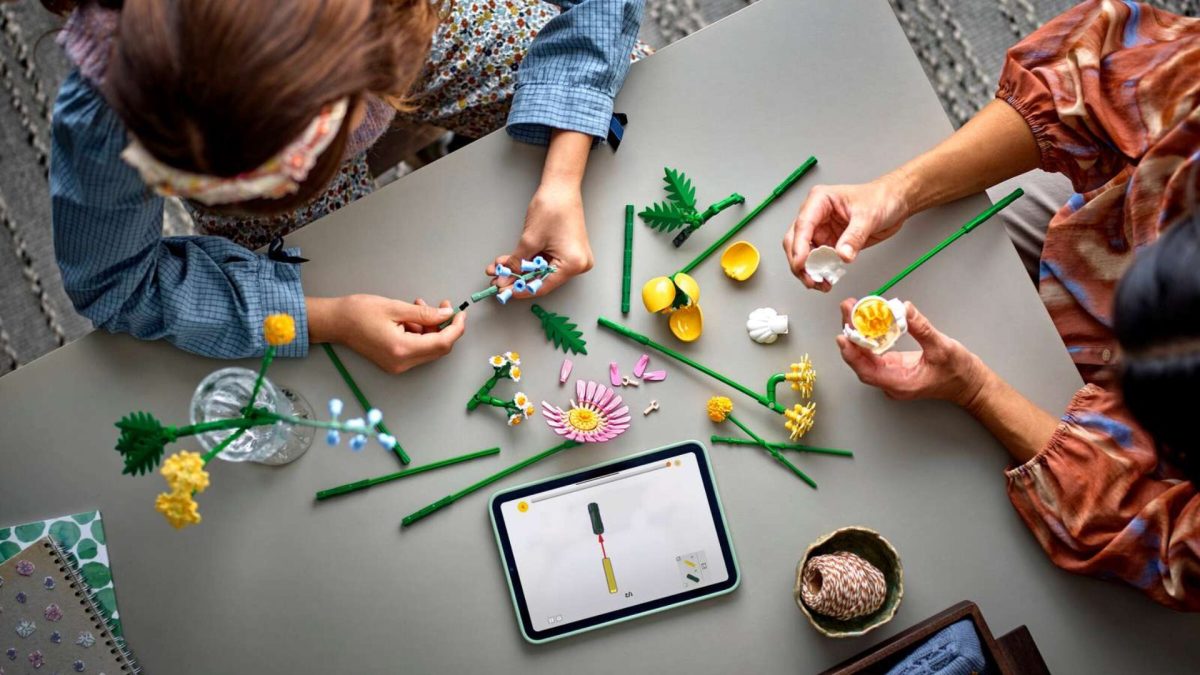 Lego Le Petit Bouquet Ensoleillé montage // Source : Lego Lego Le Petit Bouquet Ensoleillé montage // Source : Lego