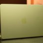 Jaune ou métal doré ? Le MacBook Neo perd son coloris vif en fonction des angles. // Source : Alfred Tertrais - Numerama Jaune ou métal doré ? Le MacBook Neo perd son coloris vif en fonction des angles. // Source : Alfred Tertrais - Numerama