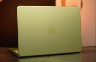 Jaune ou métal doré ? Le MacBook Neo perd son coloris vif en fonction des angles. // Source : Alfred Tertrais - Numerama Jaune ou métal doré ? Le MacBook Neo perd son coloris vif en fonction des angles. // Source : Alfred Tertrais - Numerama