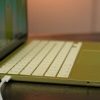 Le MacBook Neo n'a que deux ports USB. Celui tout à droite est restreint en vitesse. // Source : Alfred Tertrais - Numerama