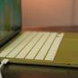 Le MacBook Neo n'a que deux ports USB. Celui tout à droite est restreint en vitesse. // Source : Alfred Tertrais - Numerama Le MacBook Neo n'a que deux ports USB. Celui tout à droite est restreint en vitesse. // Source : Alfred Tertrais - Numerama