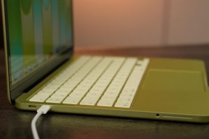Le MacBook Neo n'a que deux ports USB. Celui tout à droite est restreint en vitesse. // Source : Alfred Tertrais - Numerama