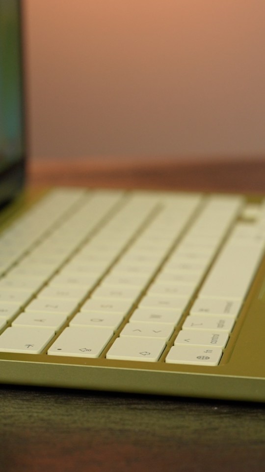 Le MacBook Neo n'a que deux ports USB. Celui tout à droite est restreint en vitesse. // Source : Alfred Tertrais - Numerama