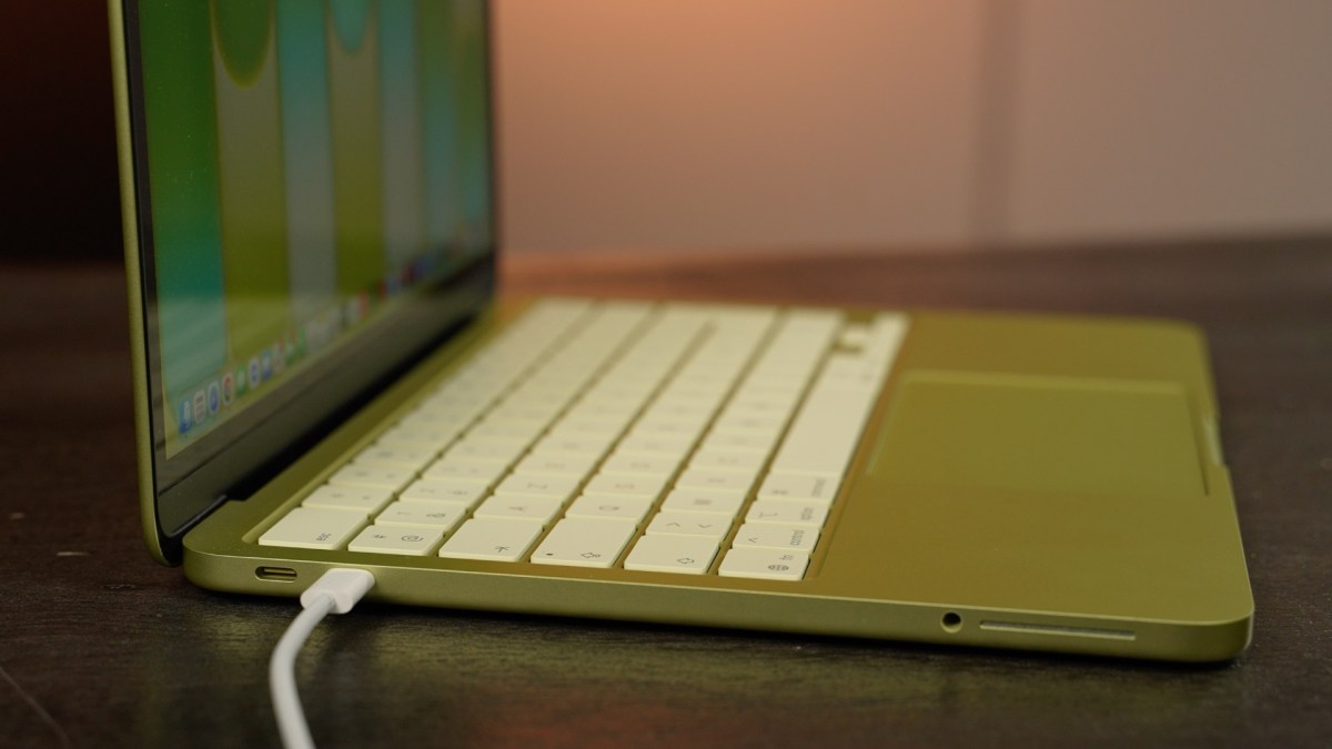 Le MacBook Neo n'a que deux ports USB. Celui tout à droite est restreint en vitesse. // Source : Alfred Tertrais - Numerama Le MacBook Neo n'a que deux ports USB. Celui tout à droite est restreint en vitesse. // Source : Alfred Tertrais - Numerama