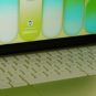Il n'y a pas de bouton Touch ID sur notre MacBook Neo 256 Go : il faut taper le code.  // Source : Alfred Tertrais - Numerama
