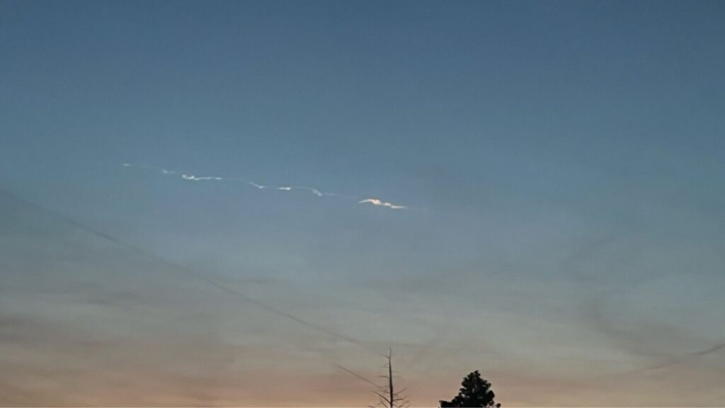 La trainée laissée par le phénomène dans le ciel. // Source : Via X @mourad_zauo (image recadrée) La trainée laissée par le phénomène dans le ciel. // Source : Via X @mourad_zauo (image recadrée)
