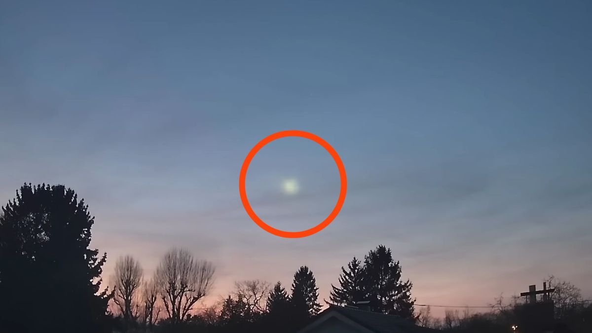 Le météore du 8 mars 2026. // Source : Capture YouTube AllSky7 ; annotation Numerama