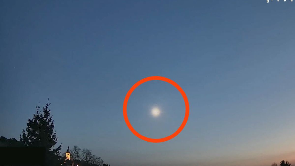 Le bolide observé le 8 mars 2026. // Source : ALLSKY7 / Bernd Klemt – AMS76 Herkenrath/DE ; annotation Numerama