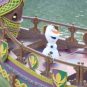 Le spectacle Célébration à Arendelle avec Olaf sur un bateau. // Source : Numerama