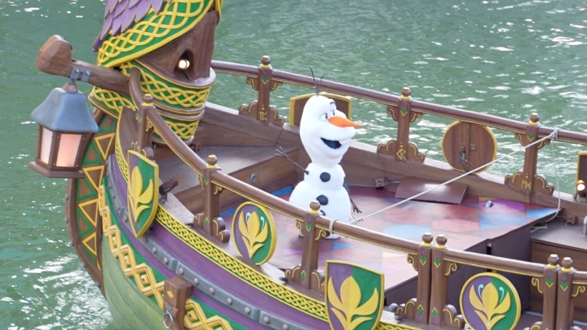 Le spectacle Célébration à Arendelle avec Olaf sur un bateau. // Source : Numerama Le spectacle Célébration à Arendelle avec Olaf sur un bateau. // Source : Numerama