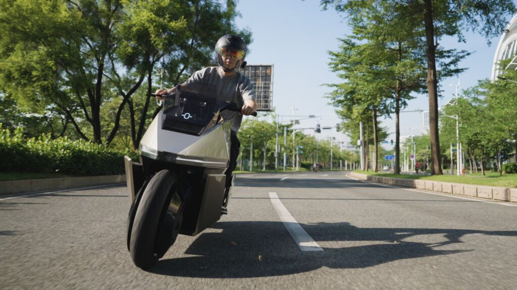 Le scooter électrique auto-équilibré d'Omoway // Source : Omoway Le scooter électrique auto-équilibré d'Omoway // Source : Omoway