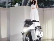 Le scooter électrique auto-équilibré d'Omoway // Source : Omoway Le scooter électrique auto-équilibré d'Omoway // Source : Omoway