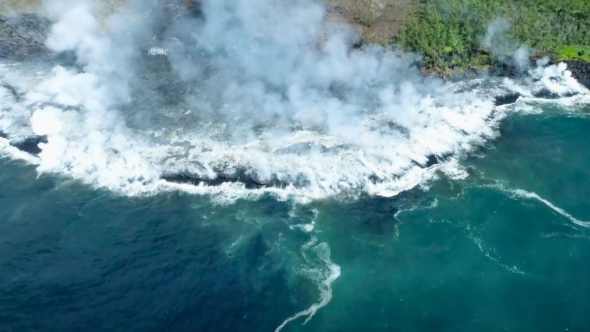 La plateforme en train de s'agrandir. // Source : Via Facebook Observatoire géologique du Piton de la Fournaise (capture d'écran)