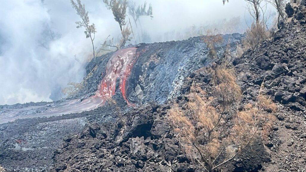 La lave se déverse dans une cascade de 4-6 mètres de large, donnant naissance à une « plateforme » lorsqu'elle rencontre l'océan. // Source : Via Facebook, Observatoire Volcanologique du Piton de la Fournaise La lave se déverse dans une cascade de 4-6 mètres de large, donnant naissance à une « plateforme » lorsqu'elle rencontre l'océan. // Source : Via Facebook, Observatoire Volcanologique du Piton de la Fournaise