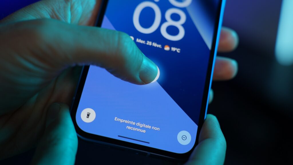 Le capteur d'empreintes optique du Pixel 10a éclaire le doigt pour voir à travers l'écran. Il marche moins bien que celui d'autres appareils. // Source : Numerama Le capteur d'empreintes optique du Pixel 10a éclaire le doigt pour voir à travers l'écran. Il marche moins bien que celui d'autres appareils. // Source : Numerama
