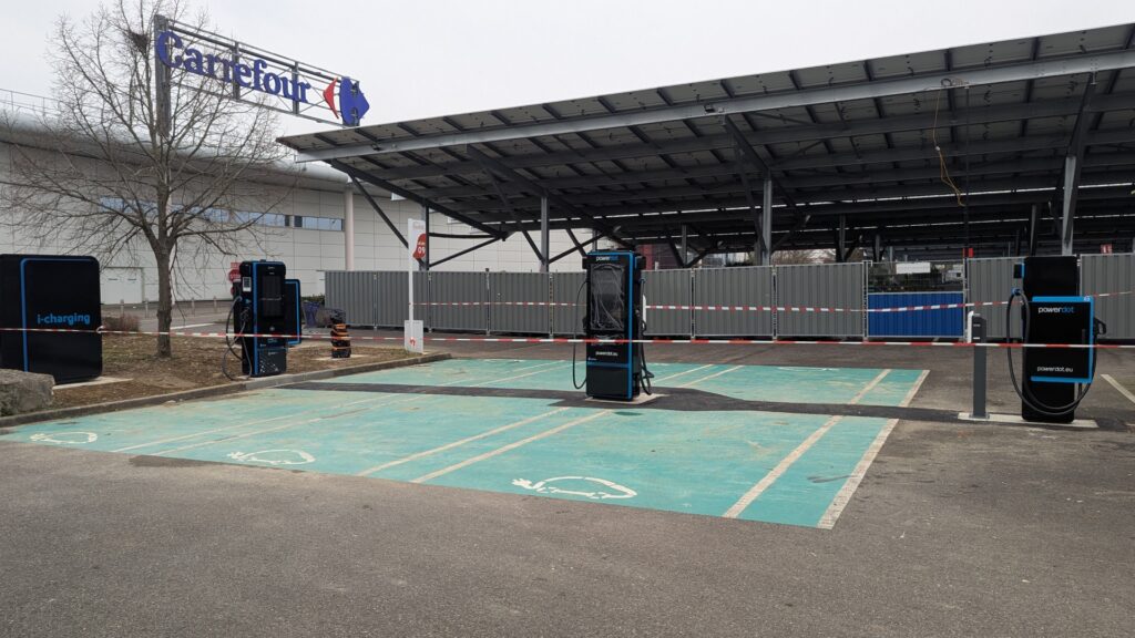 Station Powerdot pour le moment privée des offres fidélité de Carrefour // Source : Raphaelle Baut pour Numerama