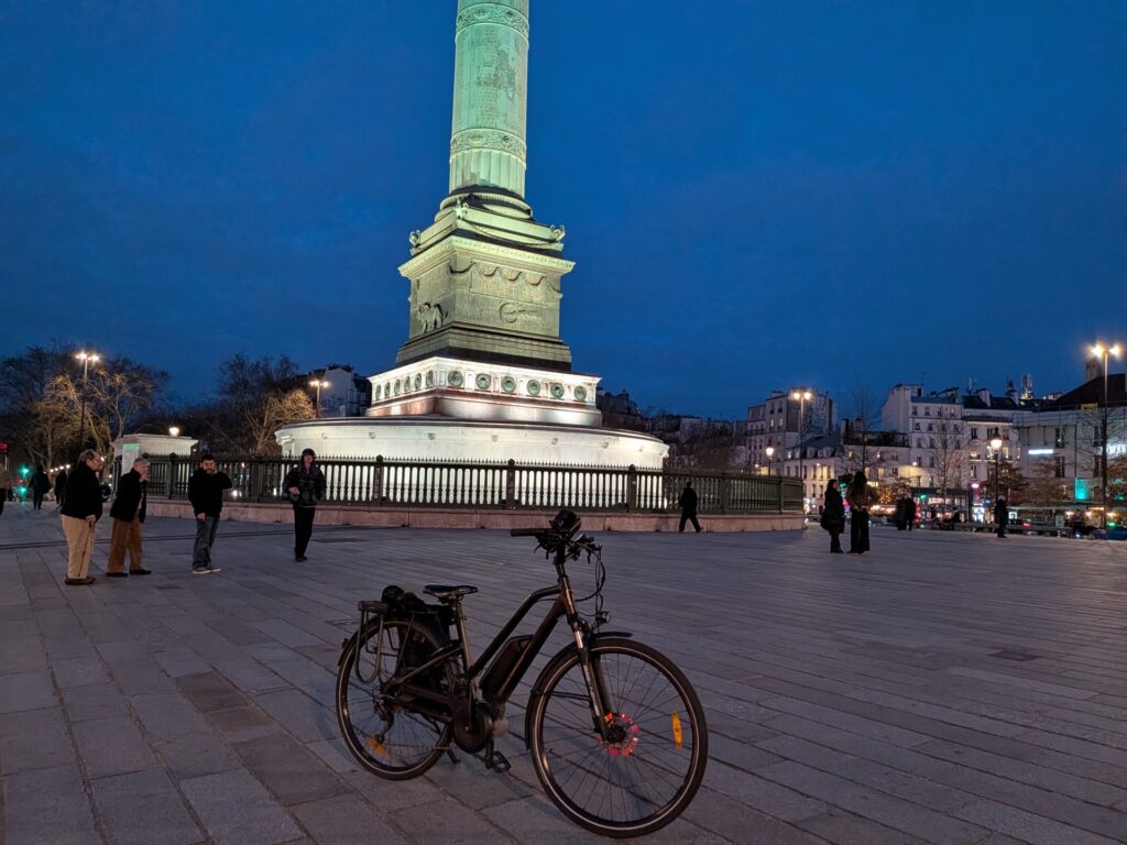 De nuit, l'équilibre des lumières est parfaitement respecté. Le Pixel 10a est quasiment irréprochable. // Source : Numerama De nuit, l'équilibre des lumières est parfaitement respecté. Le Pixel 10a est quasiment irréprochable. // Source : Numerama