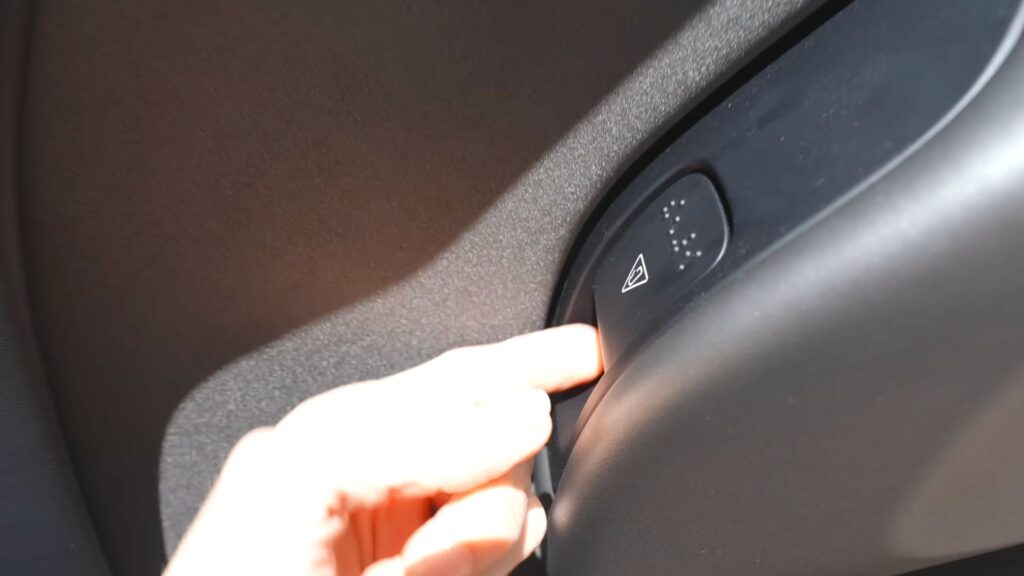 La nouvelle poignée de porte à l'intérieur du Tesla Cybercab // Source : Kim Java via YouTube