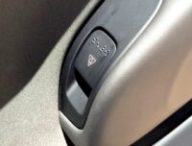 La nouvelle poignée de porte à l'intérieur du Tesla Cybercab // Source : Kim Java via YouTube