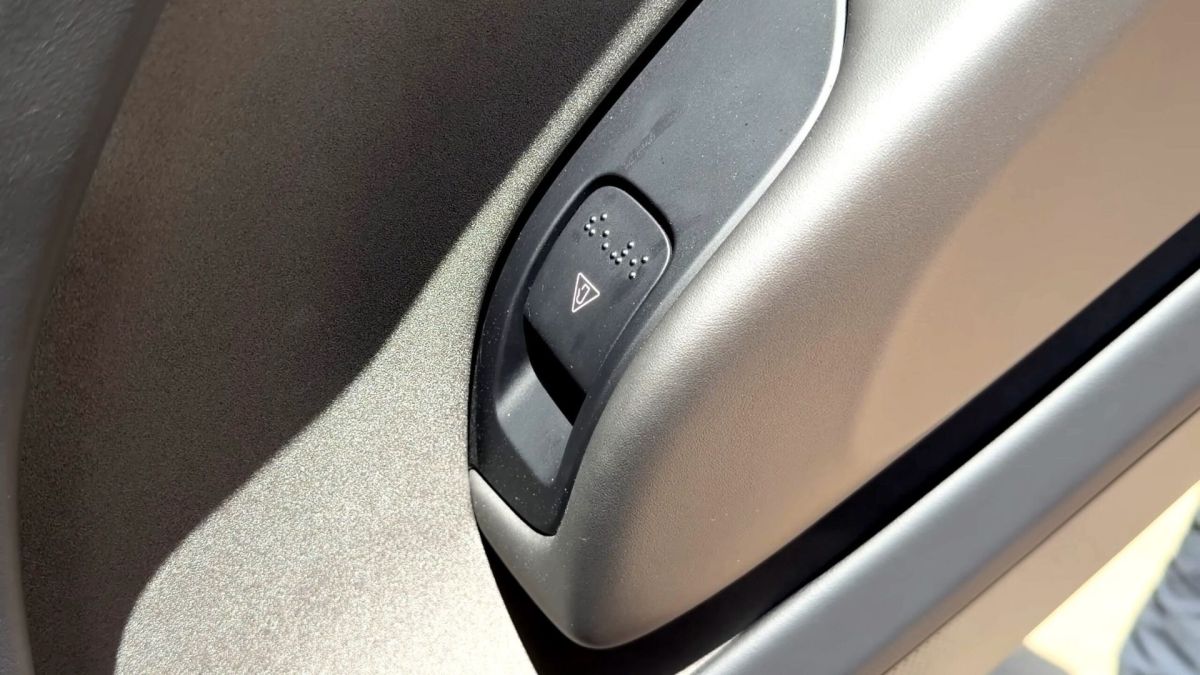 La nouvelle poignée de porte à l'intérieur du Tesla Cybercab // Source : Kim Java via YouTube