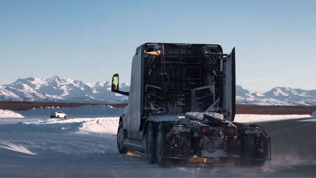 Le Tesla Semi en test dans des conditions extrêmes. // Source : Tesla Semi Le Tesla Semi en test dans des conditions extrêmes. // Source : Tesla Semi