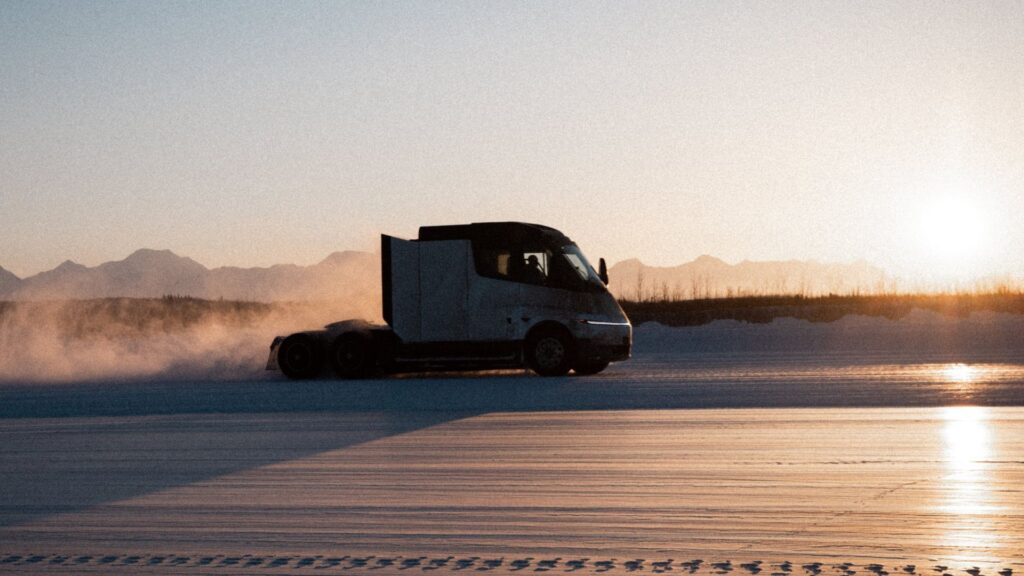Le Tesla Semi en test dans des conditions extrêmes. // Source : Tesla Semi Le Tesla Semi en test dans des conditions extrêmes. // Source : Tesla Semi